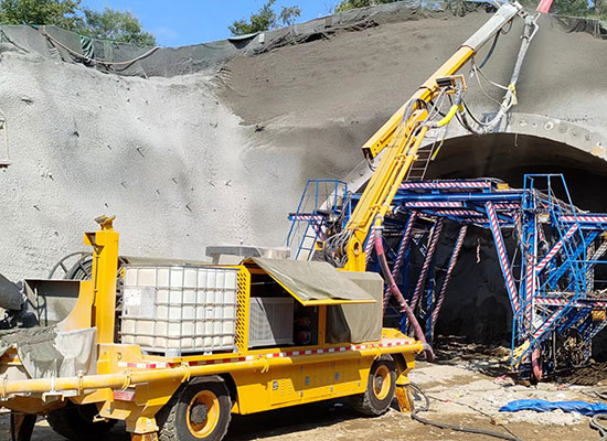 隧道混凝土濕噴臺車施工現場